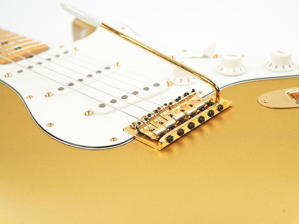 Fender Gold Stratocaster 1982 | The Fellowship of Acoustics